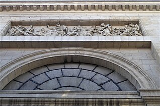 Frise sur la façade de la chapelle