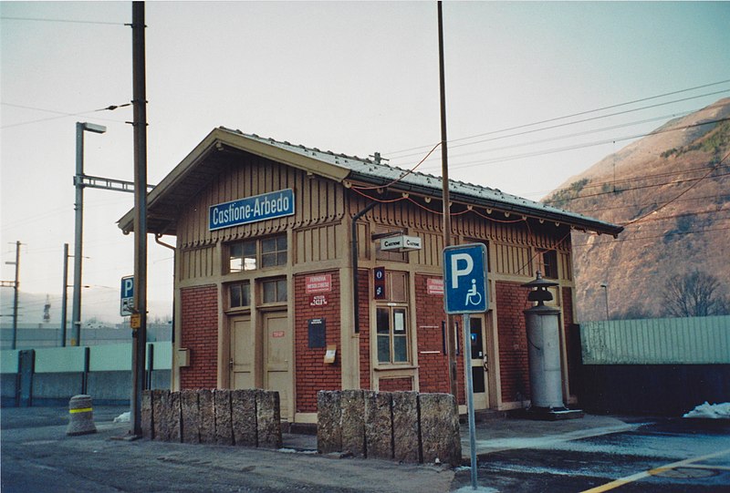 File:SBB Historic - F 122 00207 007 - Castione-Arbedo Nebengebaeude zu Stationsgebaeude.jpg