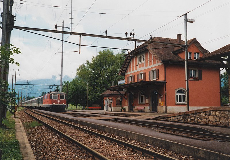 File:SBB Historic - F 122 00932 003 - Salez-Sennwald Stations- und Nebengebaeude mit Reisezug Re 4 4 II.jpg