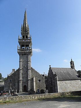 Klokketårnet i Saint-Servais kirken og ossuariet.