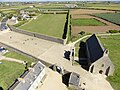 Saint-Mathieu vu du sommet du phare : vue vers l'est (rue pavée, jardin des moines enclos de mur, chapelle Notre-Dame-de-Grâce).