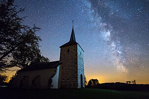 La chapelle de Savault sous la voûte étoilée (Ouroux-en-Morvan, Bourgogne-Franche-Comté). (définition réelle 4 896 × 3 264)