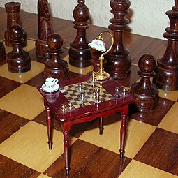 Миниатюрный шахматный стол в стиле Бидермейер