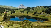 Vue du Körbersee, un lac du massif de Lechquellen ; au fond, le Grosser Widderstein dans les Alpes d'Allgäu.