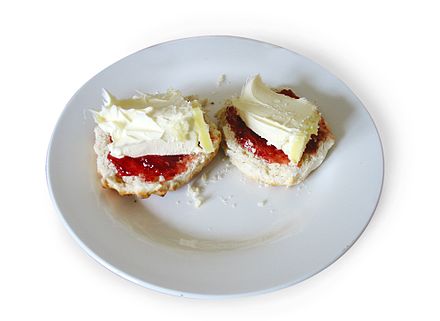 Cornish cream tea – scones with jam and clotted cream