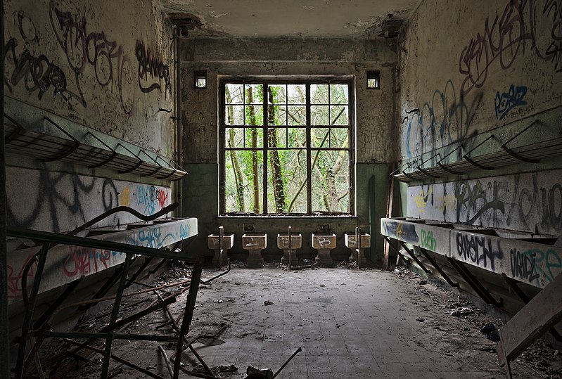 File:Sinks inside an abandoned military building in Fort de la Chartreuse, Liege, Belgium (DSCF3387-hdr).jpg