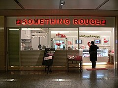 Something Rouge — 変装したルージュ管理者がふらふらと品物をみてまわっている（ブラウジングしている）ことに注目。