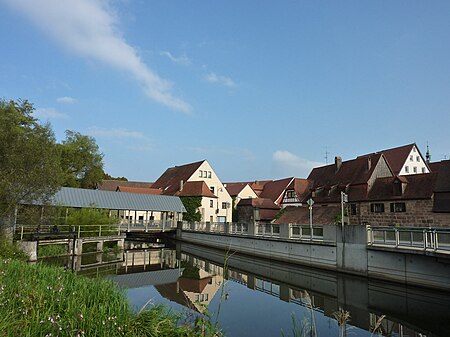 Spalt Wehr und Fußgängerbrücke.jpg