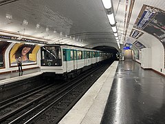 Rame MF 67 pour Mairie d'Issy entrant en station.