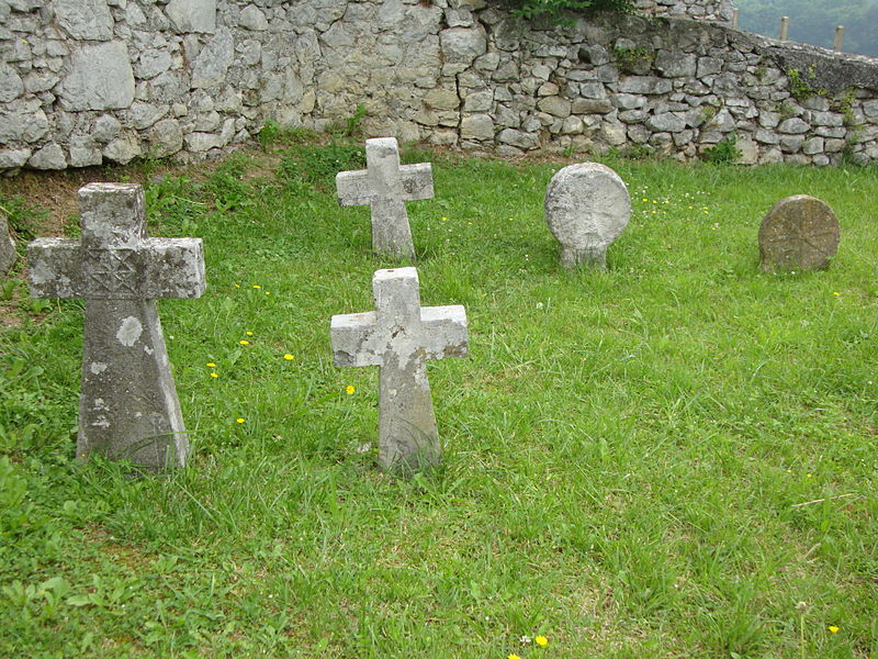 File:Suhare (Ossas-Suhare, Pyr-Atl, Fr) vieux steles dans un coin du cimetière.JPG