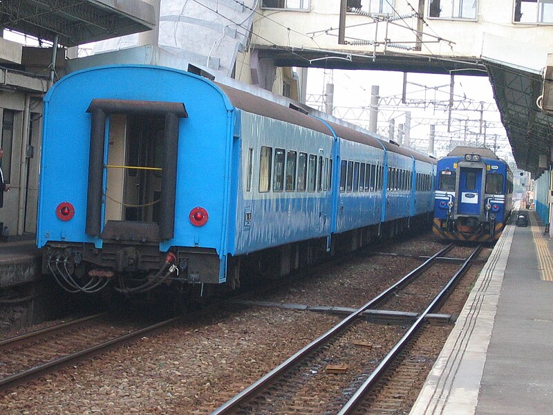 File:TRA Fu-Hsing Express and EMU500 at Shulin Station 20070324.jpg