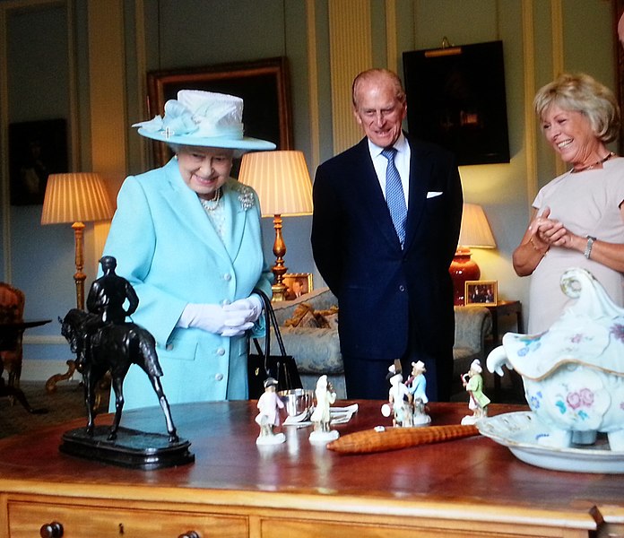 File:The-Queen-Antiques-Roadshow Hilary-Kay-1.jpg