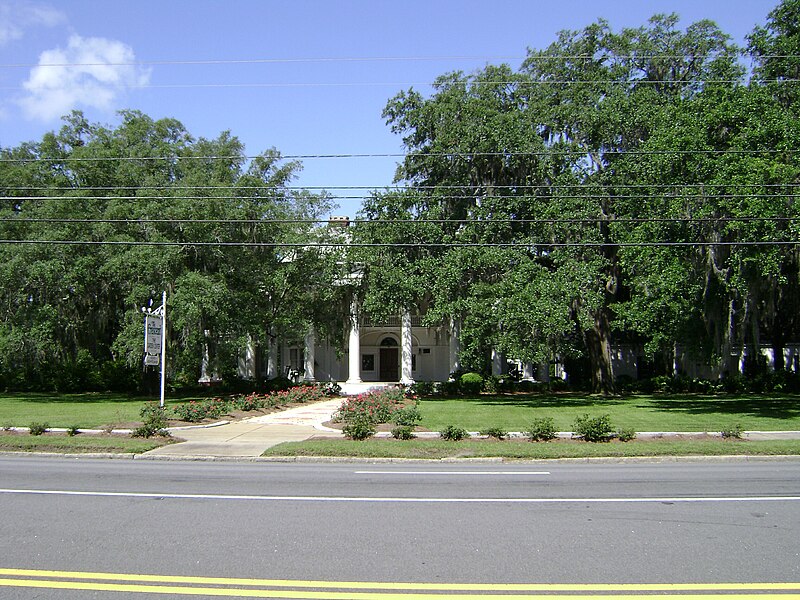 File:The Crescent Valdosta.jpg