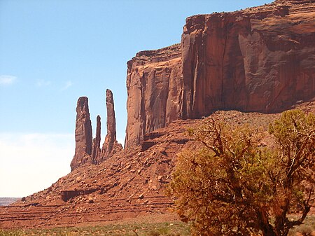 Tập_tin:Three_Sisters_(spires_in_Monument_Valley).jpg