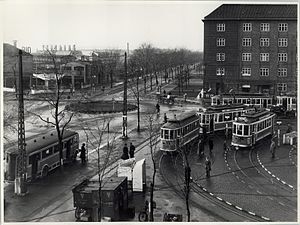 Toftegårds Plads i 1943 med vendesløjfe for sporvogne og rundkørsel til biler i krydset mellem Vigerslev Alle og Toftegårds Alle