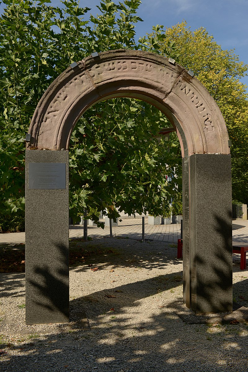 Torbogen der Synagoge Illingen (2018) 01.jpg