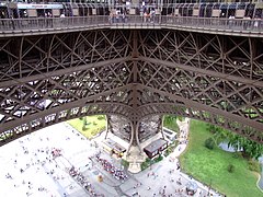 Le monument Eiffel au pied du pilier nord, vu depuis le premier étage de la tour (2008).