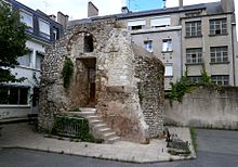 Blick auf einen Turm der mittelalterlichen Stadtmauer von Châteauneuf