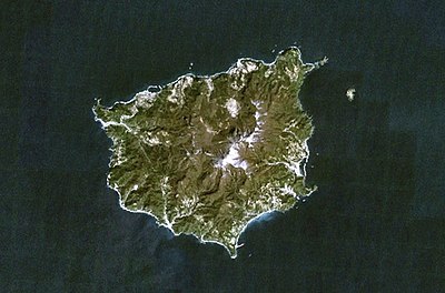 A satellite photo (the top, north) of Ulleungdo. An island looking small northeast of Ulleungdo is Jukdo.