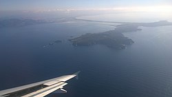 Vue aérienne de la presqu'île de Giens avec le golfe de Giens à gauche.