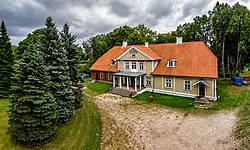 Uue-Varbla manor dan museum.