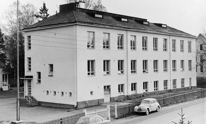 File:V. 1937 valmistunut Malmin pohjoinen kansakoulu ja jatkokoulu kuvattuna Kirkonkyläntien puolelta - N192034 (hkm.HKMS000005-000017ek).jpg