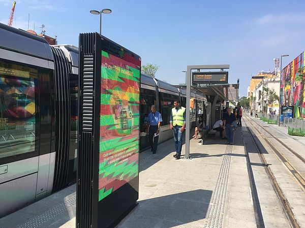 VLT Rio de Janeiro, Setembro 2016, Estação Parada dos Navios (tram-line 1 station), (with Contemporary art of Eduardo Kobra in the right?