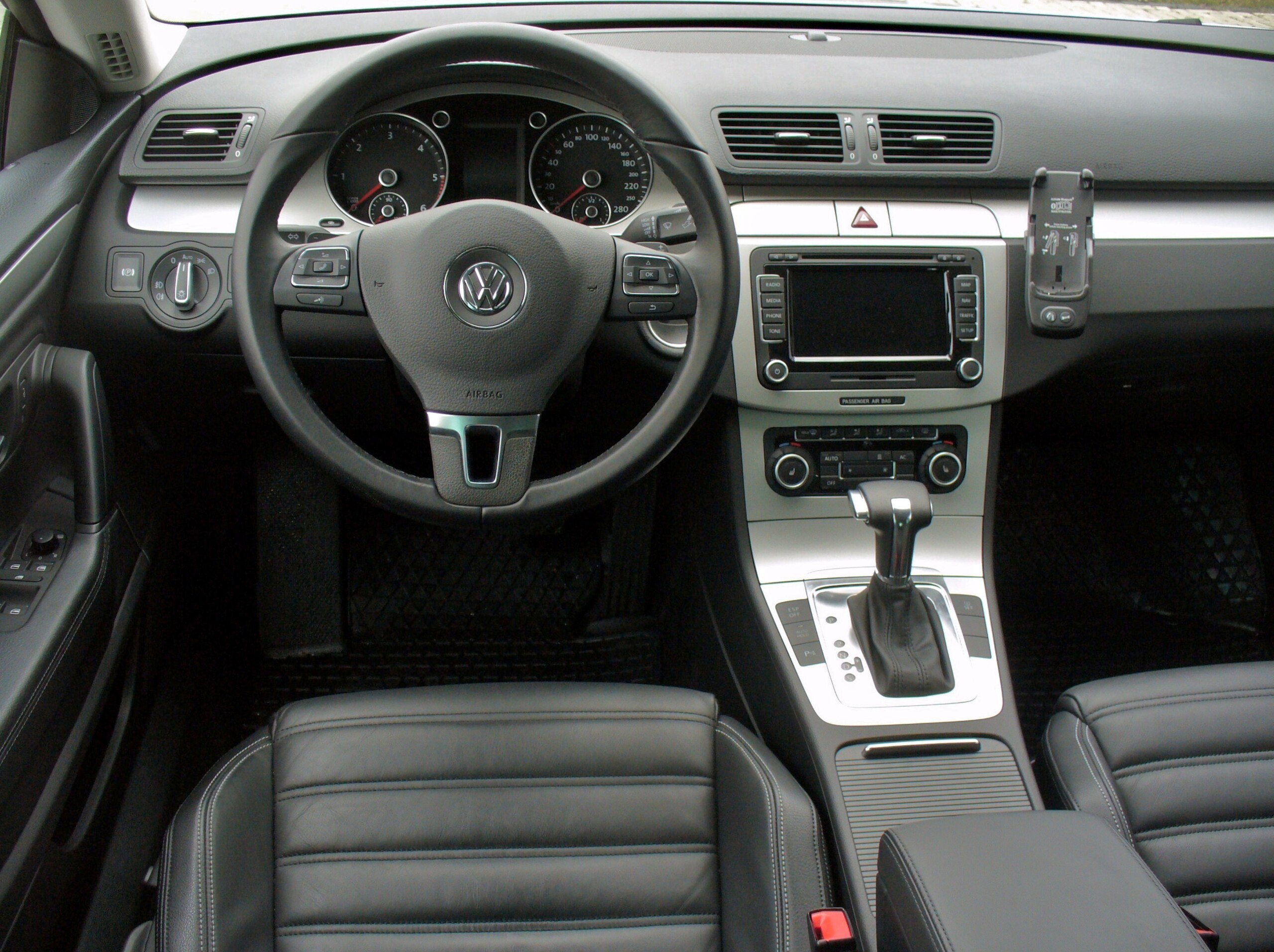 Datei:VW Passat CC 2.0 TDI DSG Reflexsilber Interieur.JPG – Wikipedia