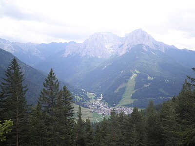 Vstup do údolí s údolím Val di Fassa u Pozza di Fassa