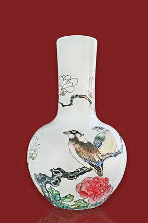 Porcelain vase from Jingdezhen, Jiangxi. Qing dynasty.