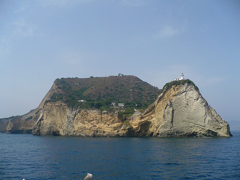 File:Veduta frontale di capo Miseno.JPG