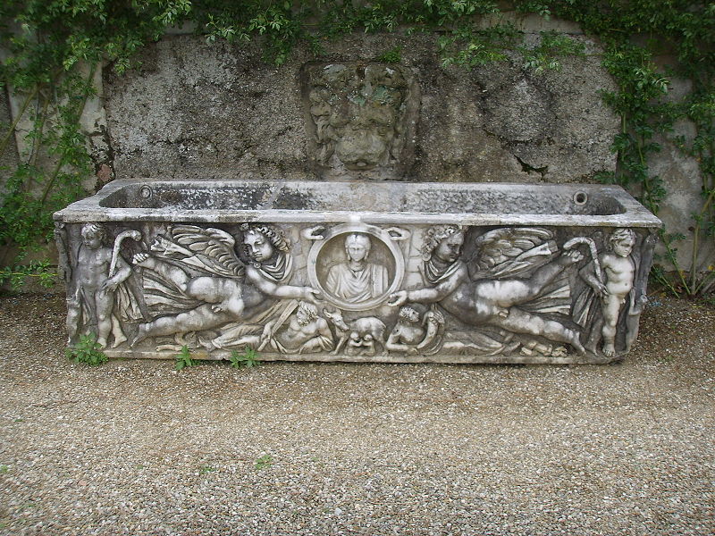 File:Villa la pietra, giardino est, rotonda, sarcofago.JPG
