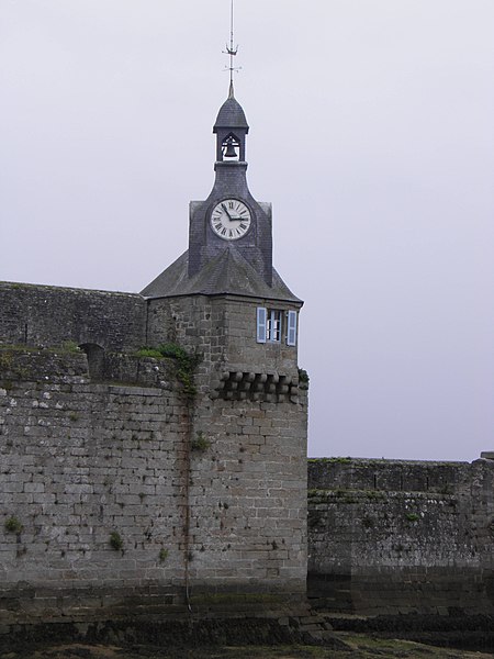 File:Ville close - tour de l'Horloge (Concarneau) (1).jpg