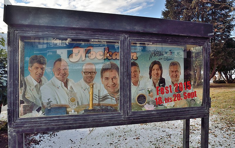 File:Vitrine Nockalm Quintett, Millstatt.jpg