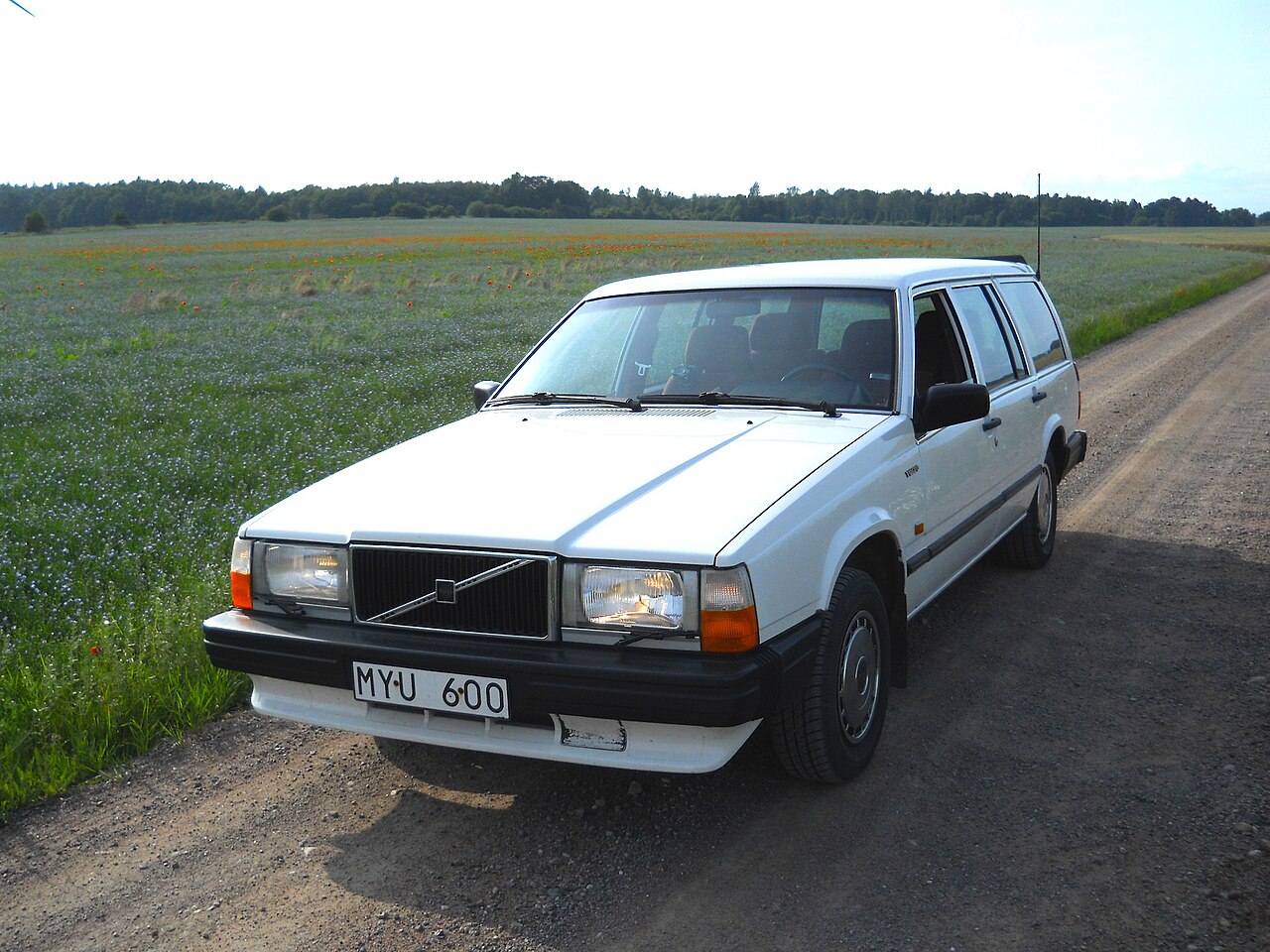 1280px-Volvo-740-estate.jpg