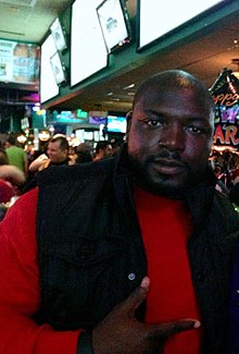 Vonta Leach at Looney's Pub - Maple Lawn. Vonta Leach Looney's.jpg