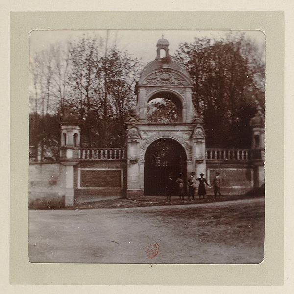 File:Voyages d'une famille parisienne Avril 1897 - Portail d'entrée de l'Abbaye de Saint-Wandrille - p7-01.jpg