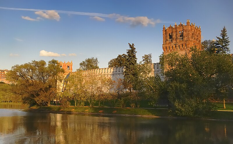 File:Wall and tower of Novodevichy Convent.JPG
