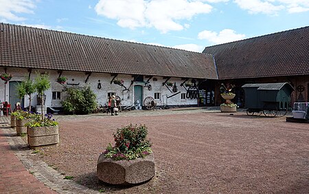 Wattrelos musee cour