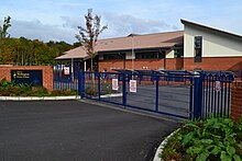 https://upload.wikimedia.org/wikipedia/commons/thumb/6/6d/Wellington_Primary_Academy%2C_Tidworth_-_geograph.org.uk_-_4705962.jpg/220px-Wellington_Primary_Academy%2C_Tidworth_-_geograph.org.uk_-_4705962.jpg