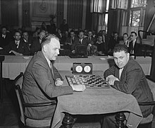 Wereldkampioen Dammen. De spelers R.C.Keller (links) en de Fransman Pierre Ghestem. - Nationaal Archief - 902-1924.jpg