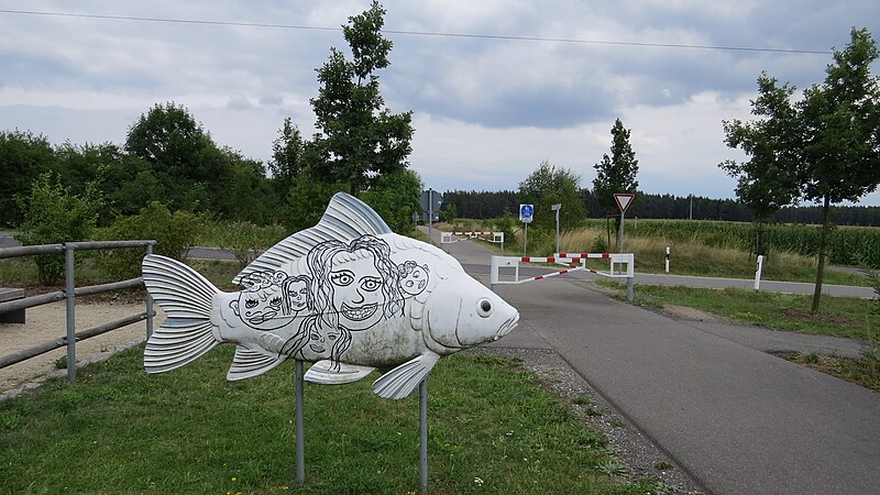 File:Wiesau, TIR sö - Vizinalbahnradweg - Plastikkarpfen.jpg