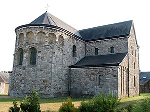 Небольшая церковь Сен-Пьер-Шиньесс, Бельгия, уже имеет полукруглое окончание на той же высоте, что и хоры и неф.