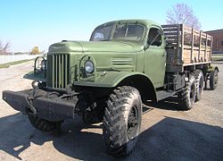 ZIL-157 med en planbädd i ett tekniskt museum