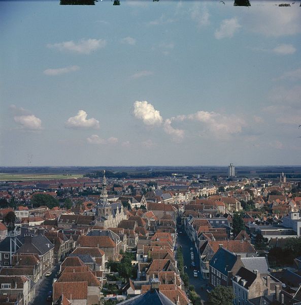 File:Zicht op de stad, gezien vanaf kerktoren, naar het noordoosten - Zierikzee - 20374061 - RCE.jpg