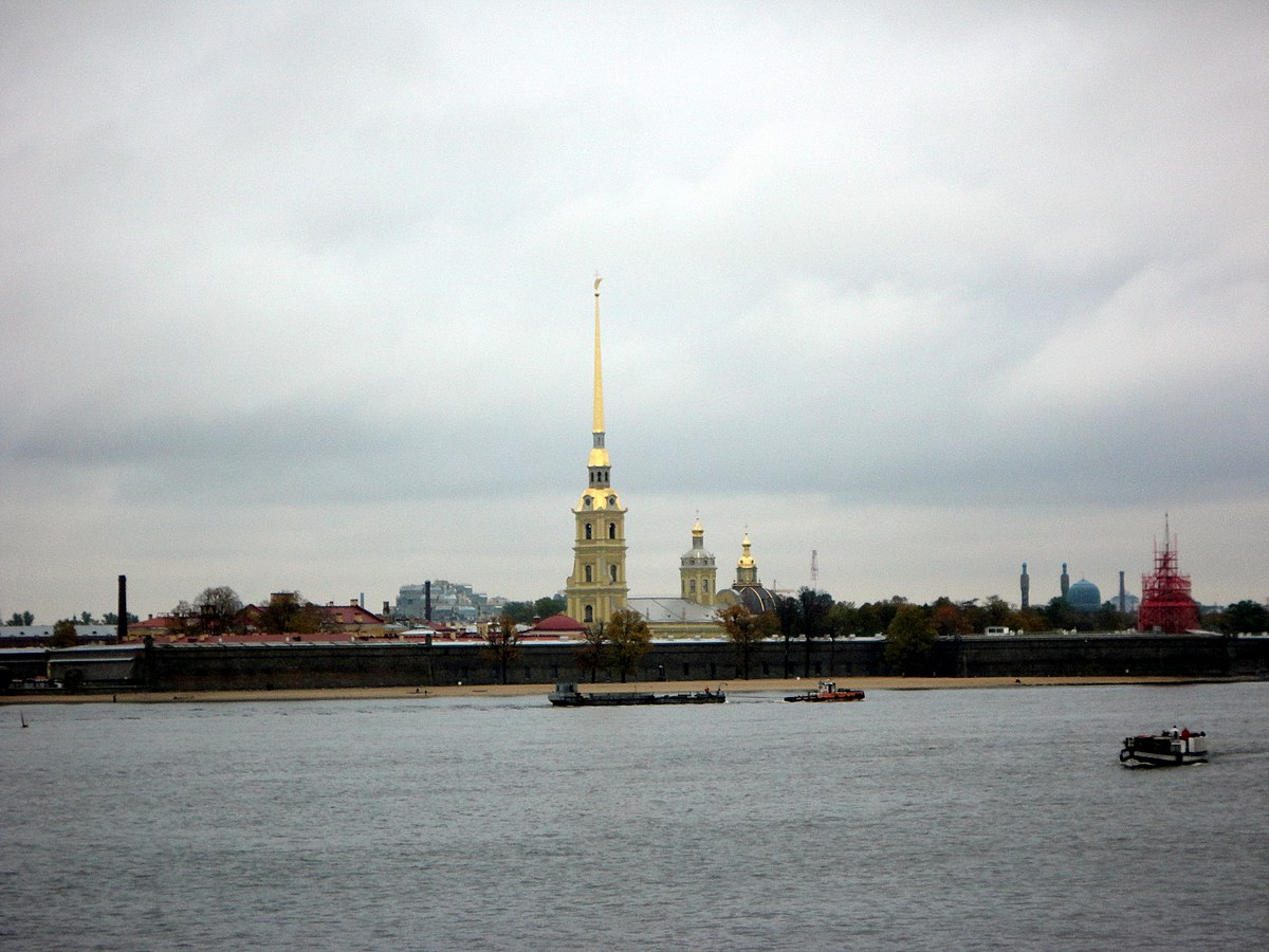 Вид на Петропавловскую крепость с Дворцовой набережной