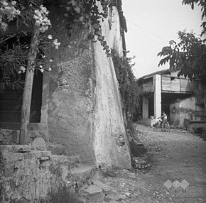 "Škarpada"- ojačitev v zidu, značilno za hiše ob cesti, Vipolže 1953.jpg