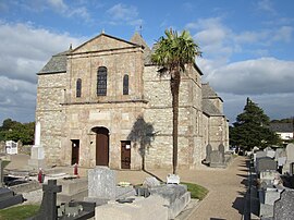 Die Kirche Notre-Dame mit ihrer Fassade aus rotem Porphyr