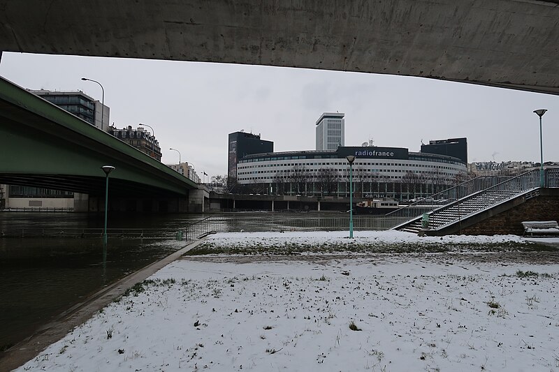 File:Île aux Cygnes (Paris) neige 30.jpg