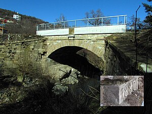 Снимка от новото място за наблюдение на моста от западната страна. От там се вижда сводовият камък с годината на построяване и монограмът на княз Александър Батенберг.